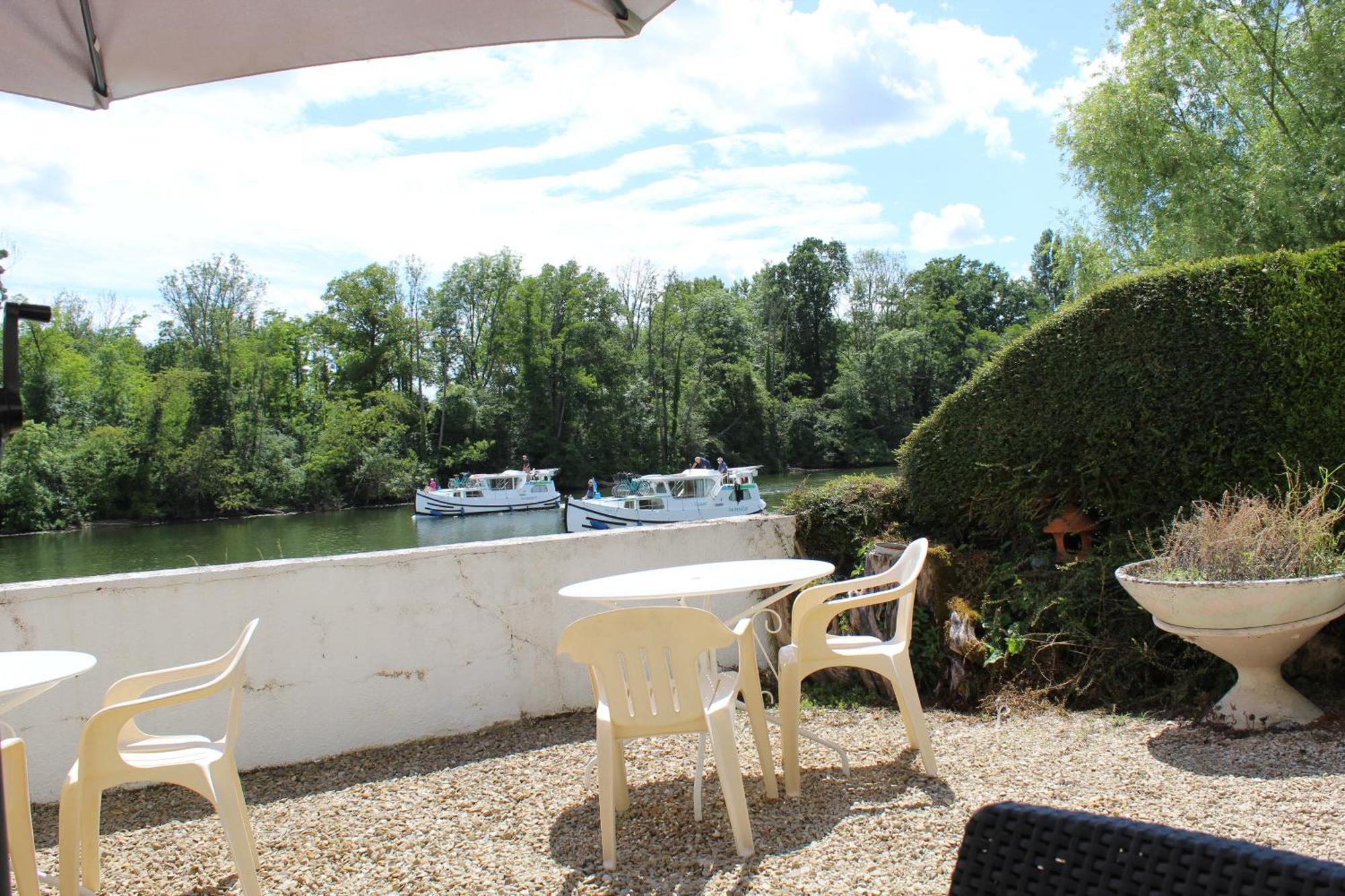 Calme Au Bord De L'Eau Bed and Breakfast Laroche-Saint-Cydroine Buitenkant foto