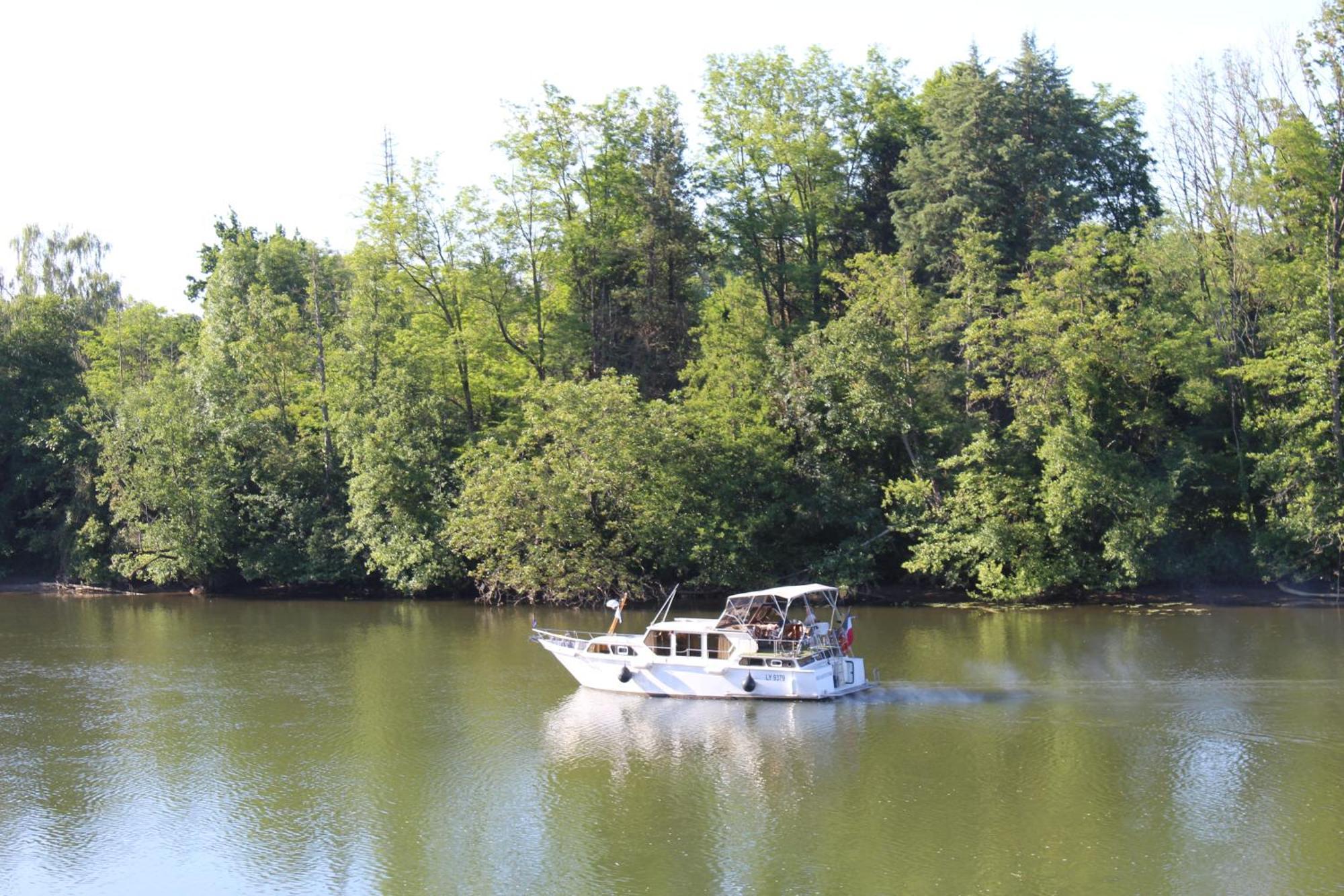 Calme Au Bord De L'Eau Bed and Breakfast Laroche-Saint-Cydroine Buitenkant foto